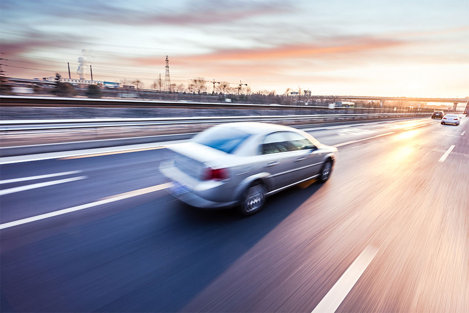 Bil kører stærkt på motorvejen