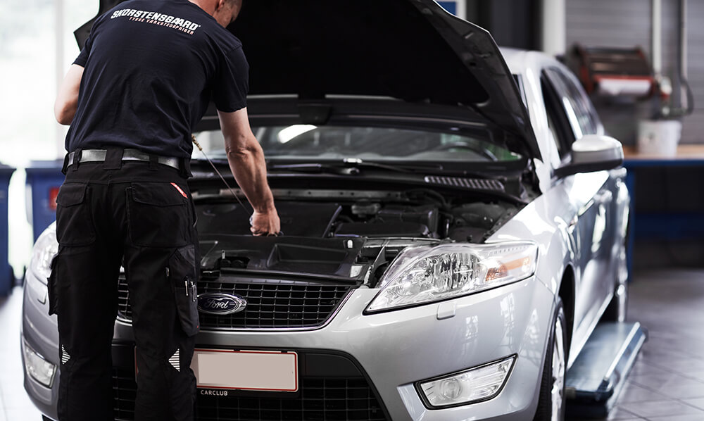 Mekaniker laver service på Ford bil